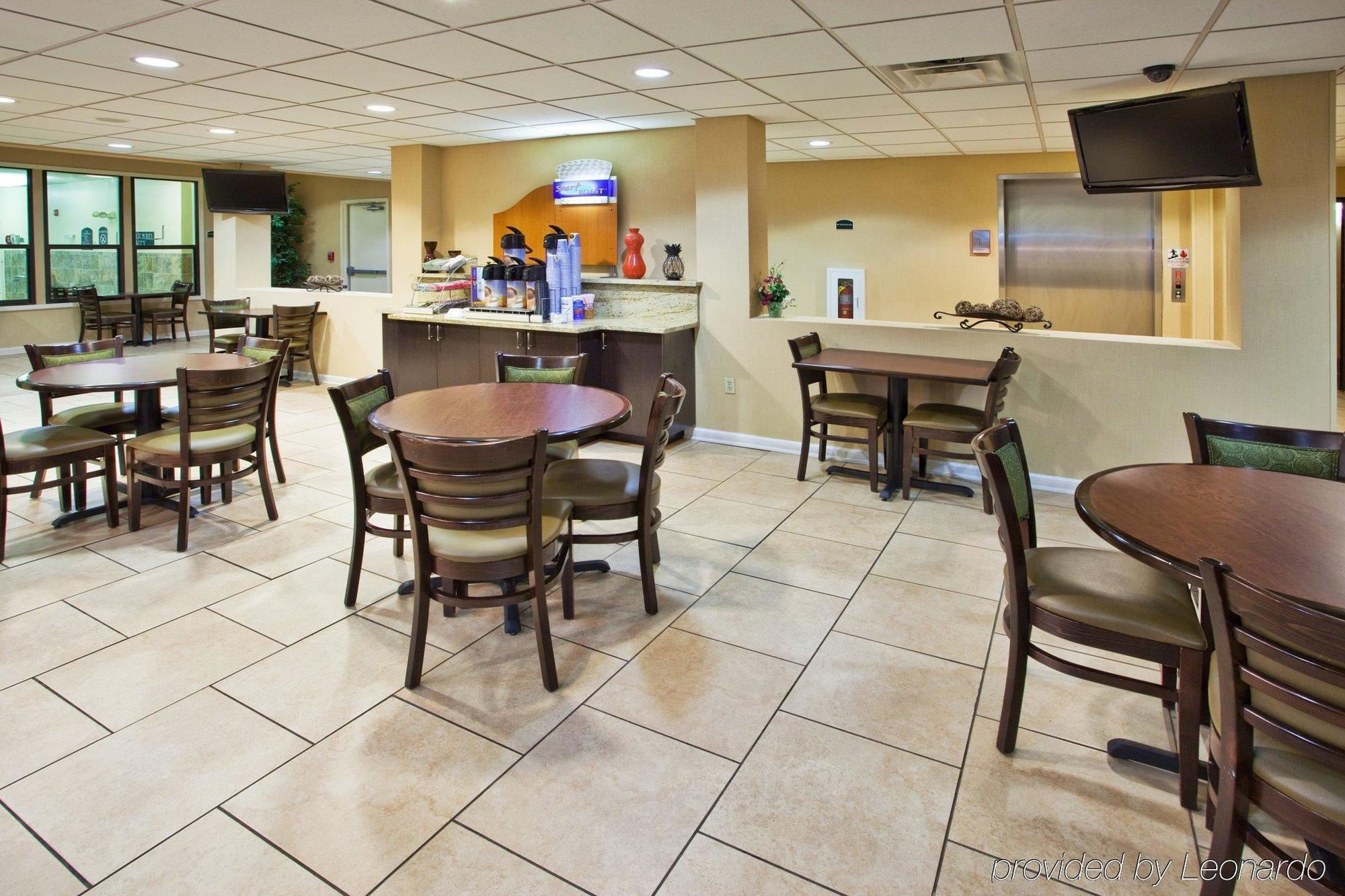 Comfort & Inn Suites Canton Restoran gambar